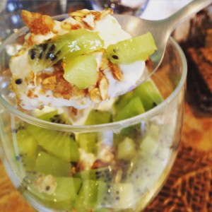 Iogurte desnatado com kiwi e granola